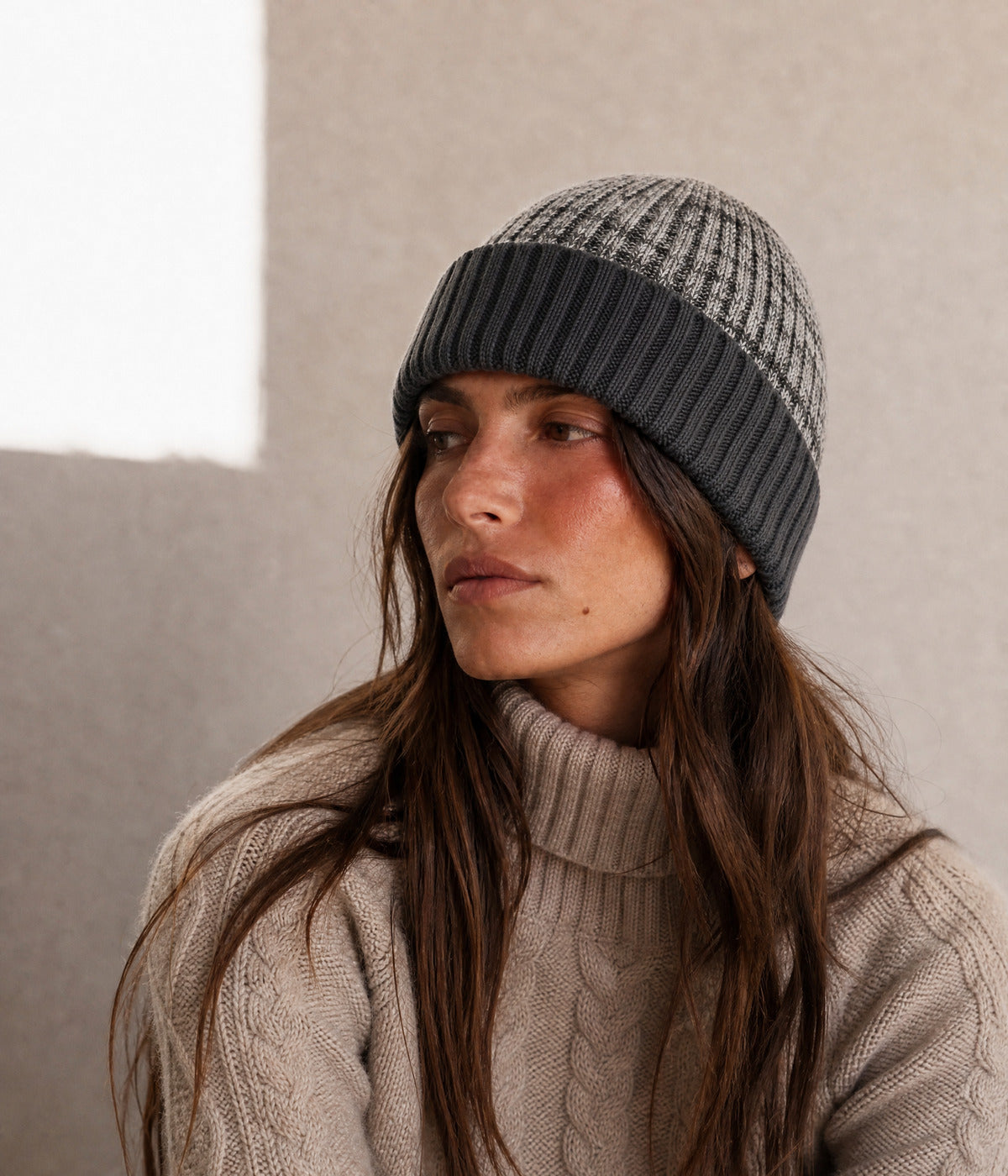 MARLED FLEECE BEANIE. — DARK GRAY worn