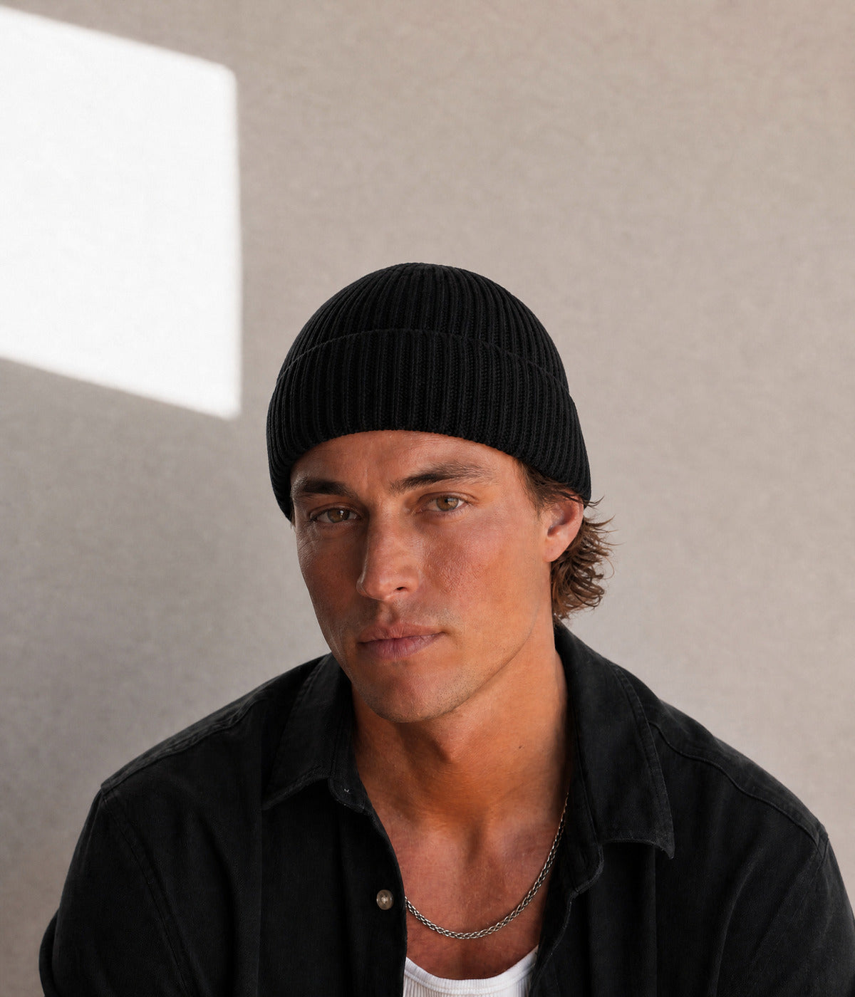 MID FIT BEANIE. — BLACK worn