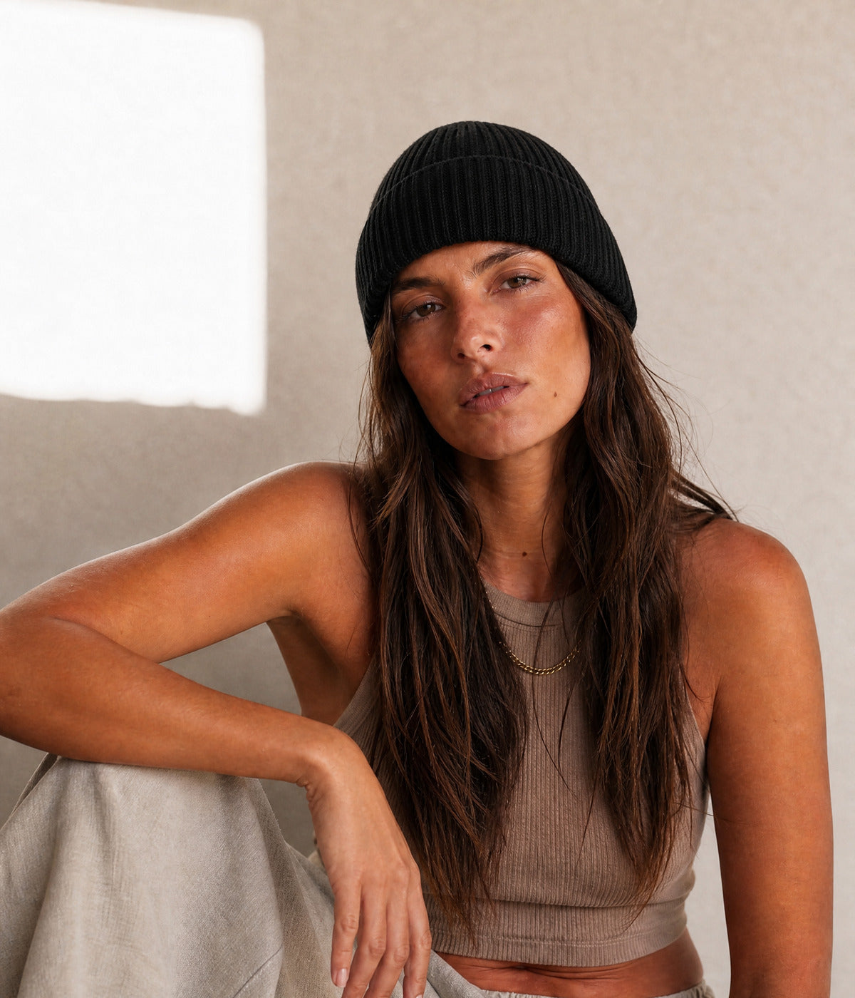 MID FIT BEANIE. — BLACK worn