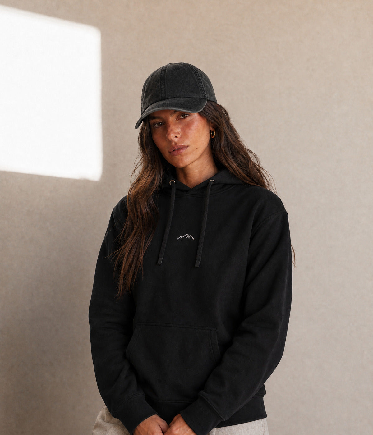 MOUNTAINS HOODIE. on model