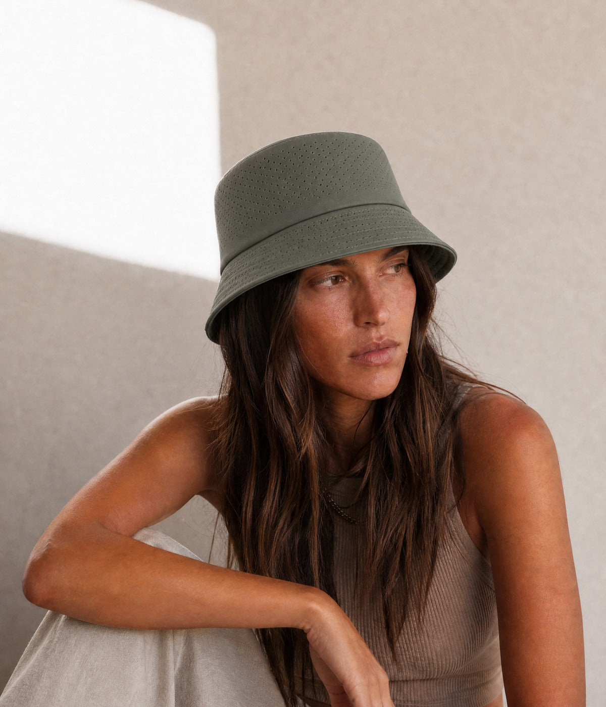 PERFORATED BUCKET. — ARMY GREEN worn