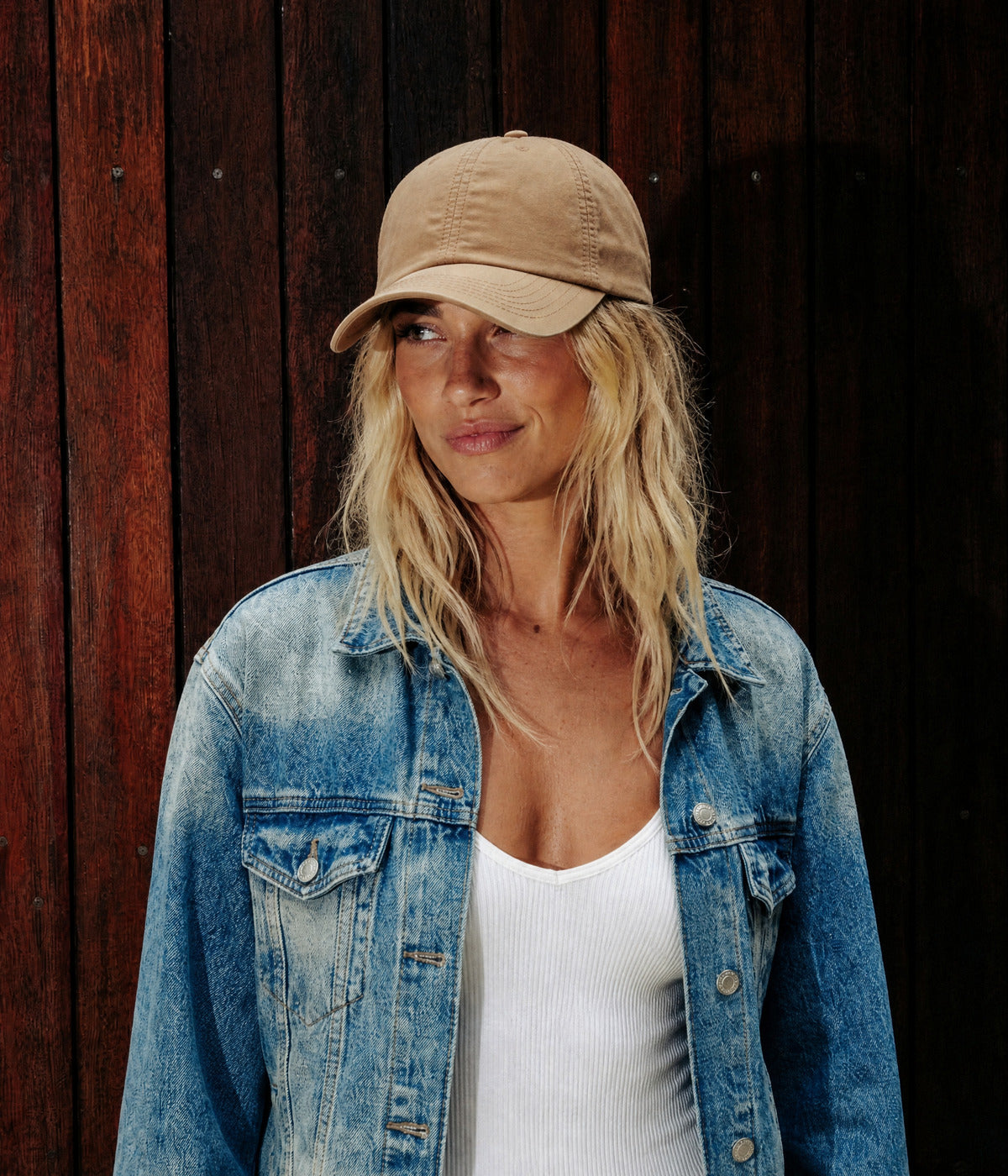 PERFORM. LIGHT BROWN worn by a woman