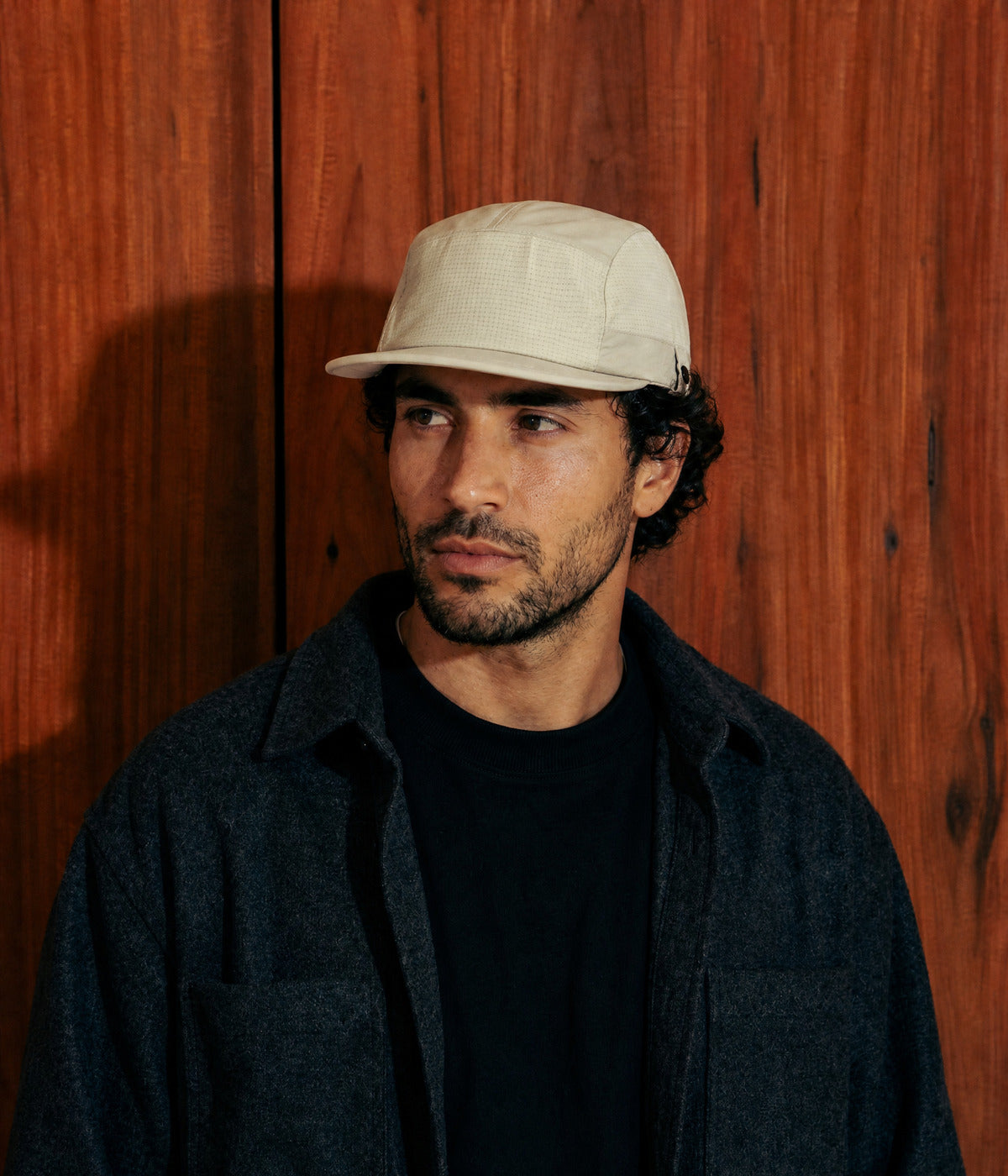 QUICK DRY 5-PANEL. BEIGE worn by a man