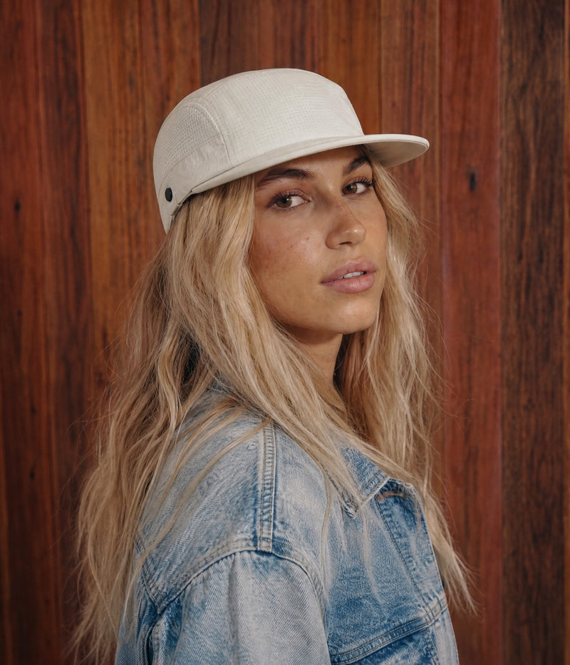 QUICK DRY 5-PANEL. BEIGE worn by a woman
