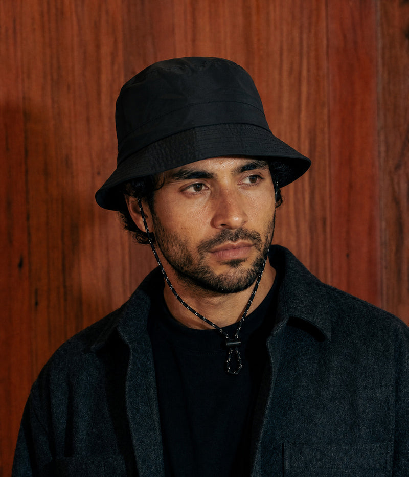 QUICK DRY BUCKET. BLACK worn by a man
