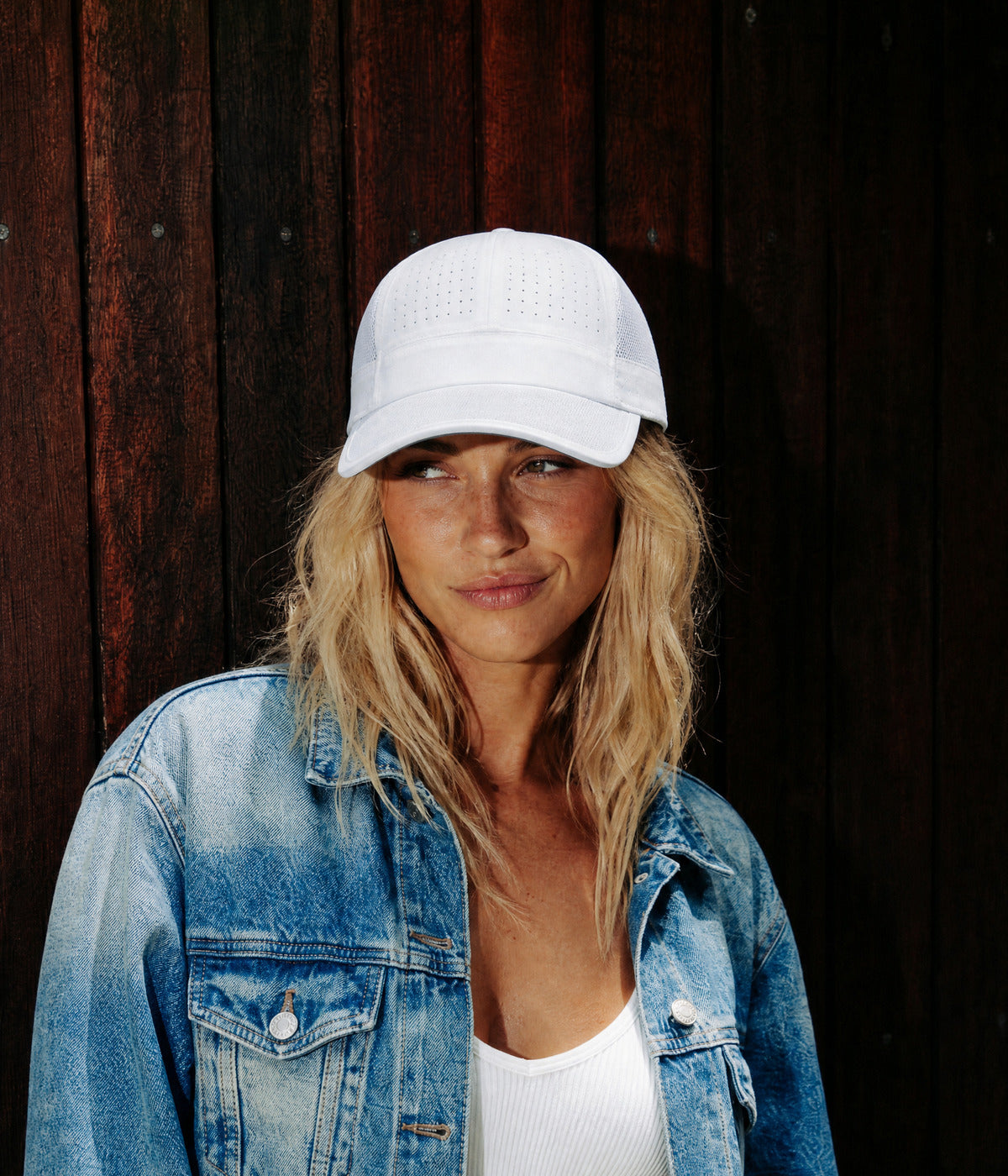 RUNNER CAP. WHITE worn by a woman