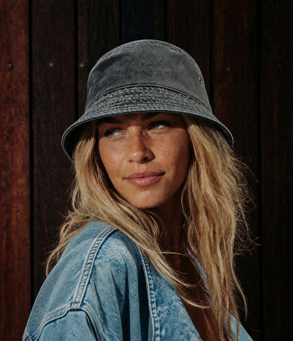 WASHED BUCKET. BLACK worn by a woman