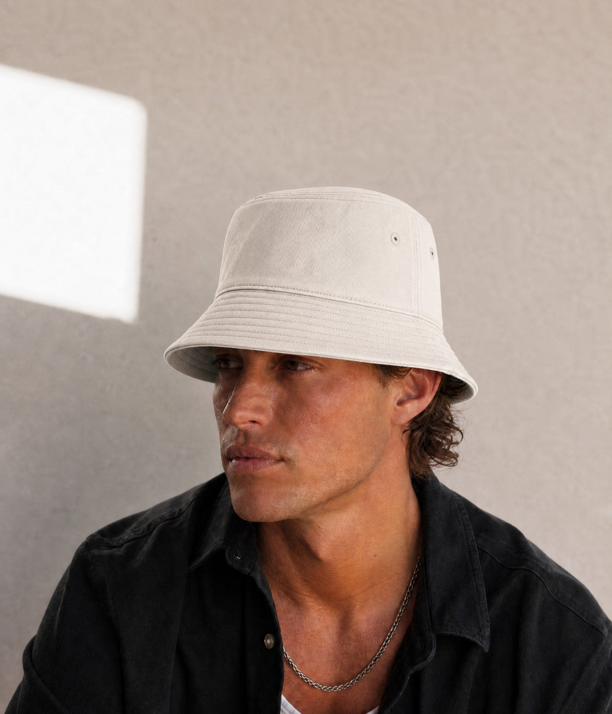 WASHED COTTON BUCKET. BEIGE worn by a man