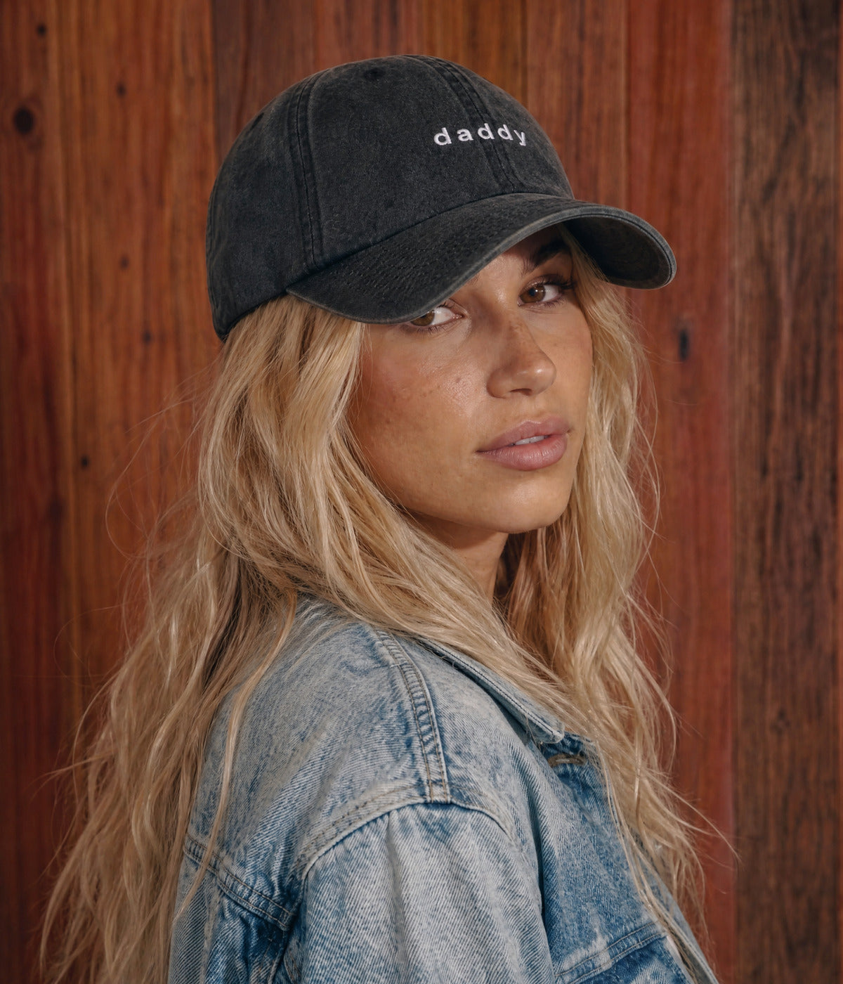 WASHED DADDY 2.0. BLACK worn by a woman