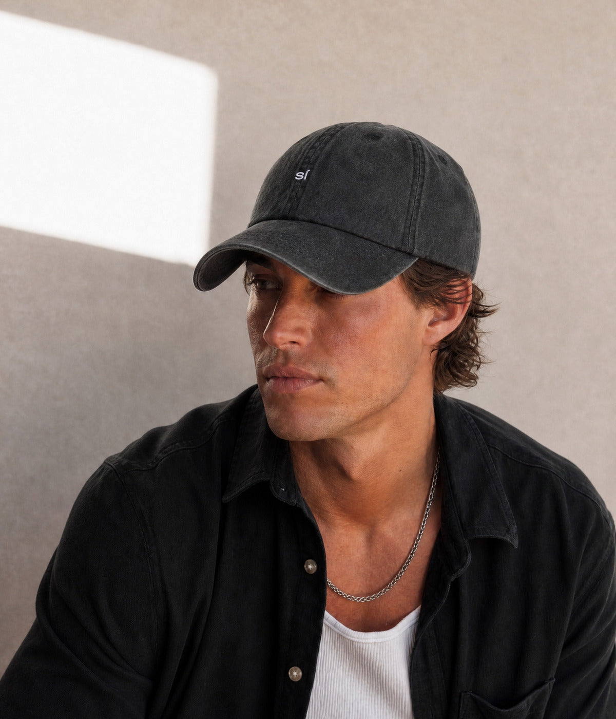 WASHED SÍ. BLACK worn by a man