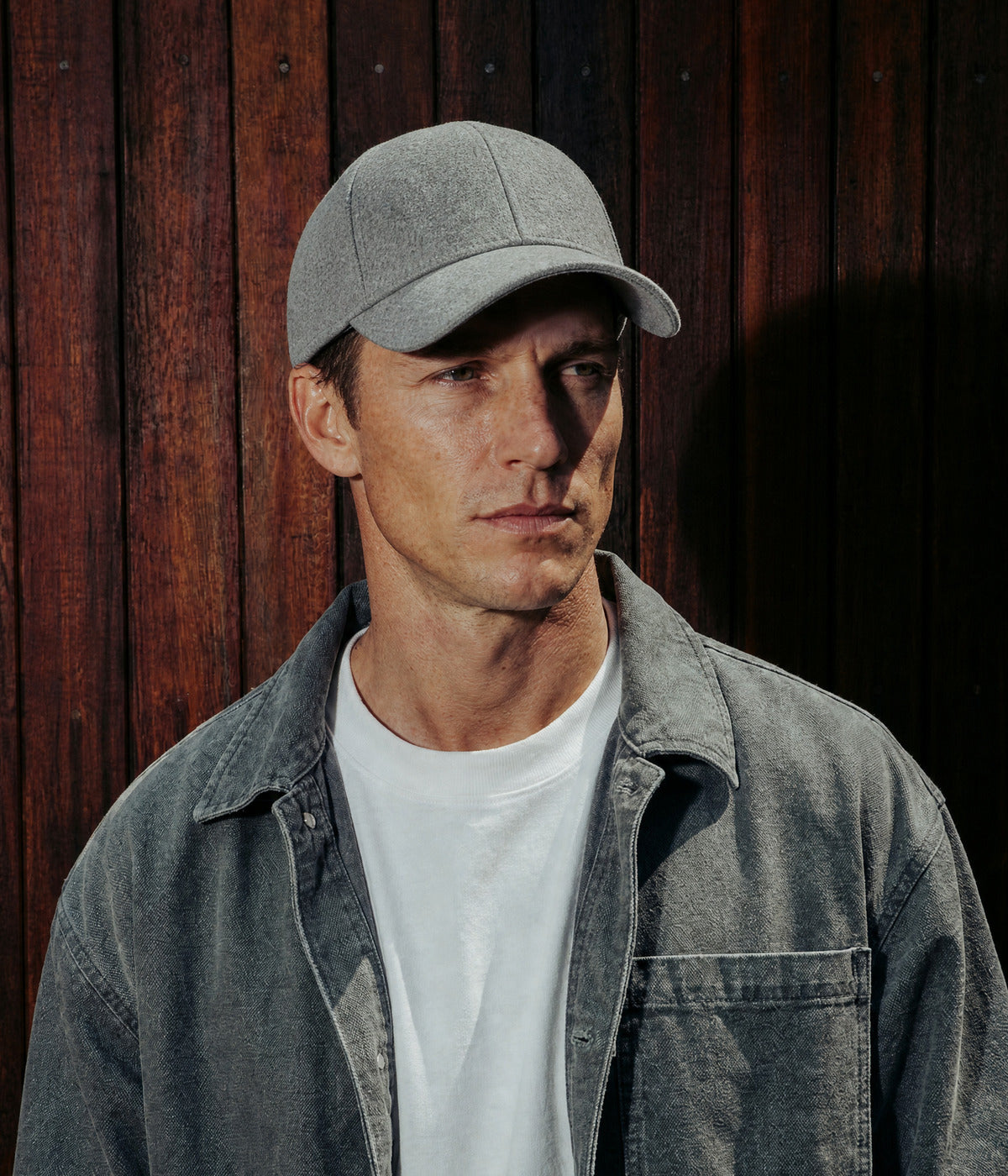 WOOL CAP. GRAY worn by a man